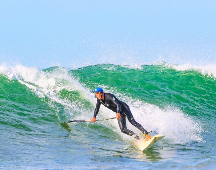 Aos 67 Anos, Engenheiro Aposentado Encontra Paz e Vitalidade no Surf: Uma História Inspiradora